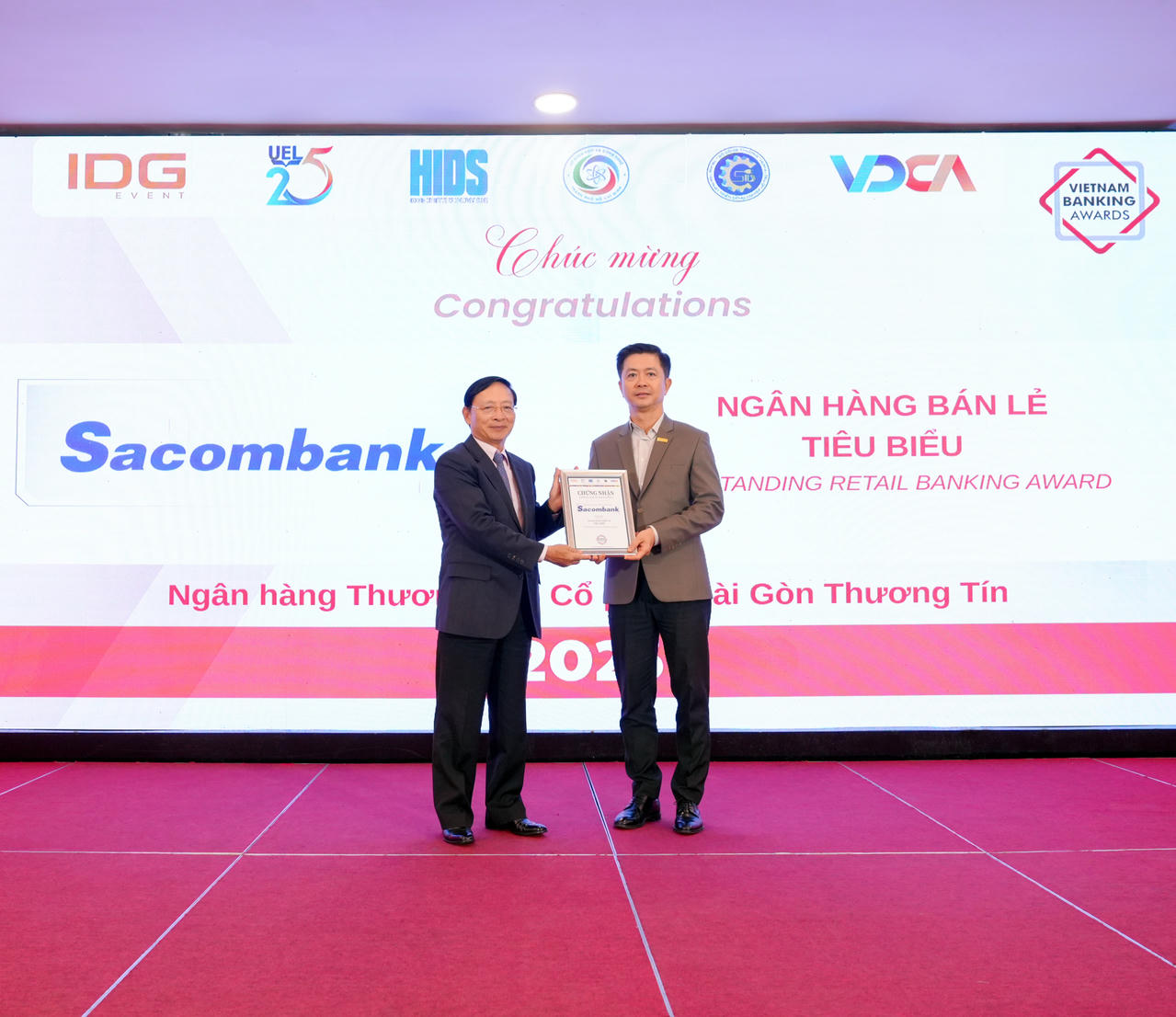Ông Nguyễn Minh Tâm - Phó tổng giám đốc Sacombank nhận giải thưởng "Ngân hàng bán lẻ tiêu biểu"