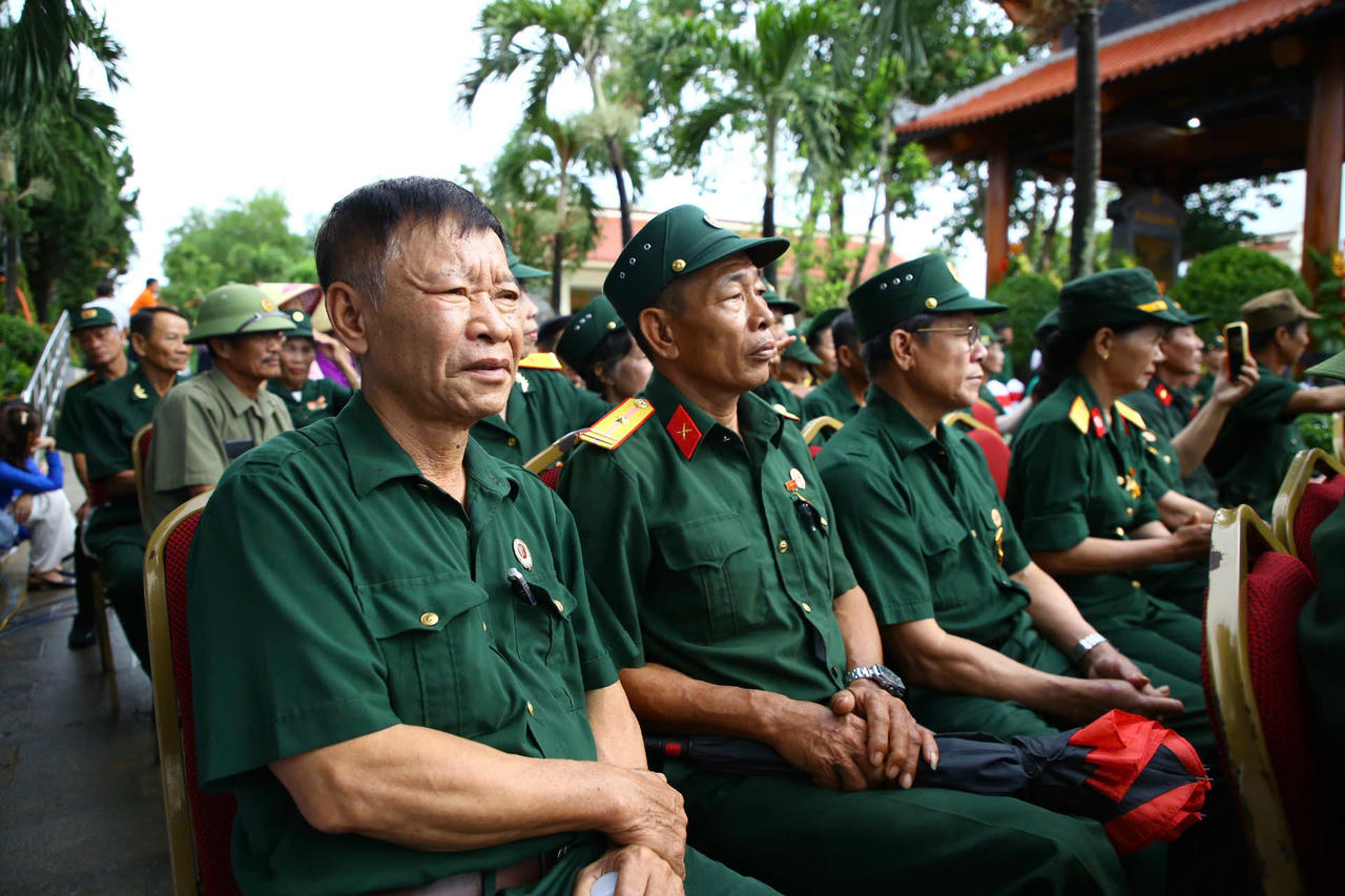 Các cựu thanh niên xung phong và thân nhân liệt sĩ xúc động ôn lại ký ức bi tráng tại buổi lễ.