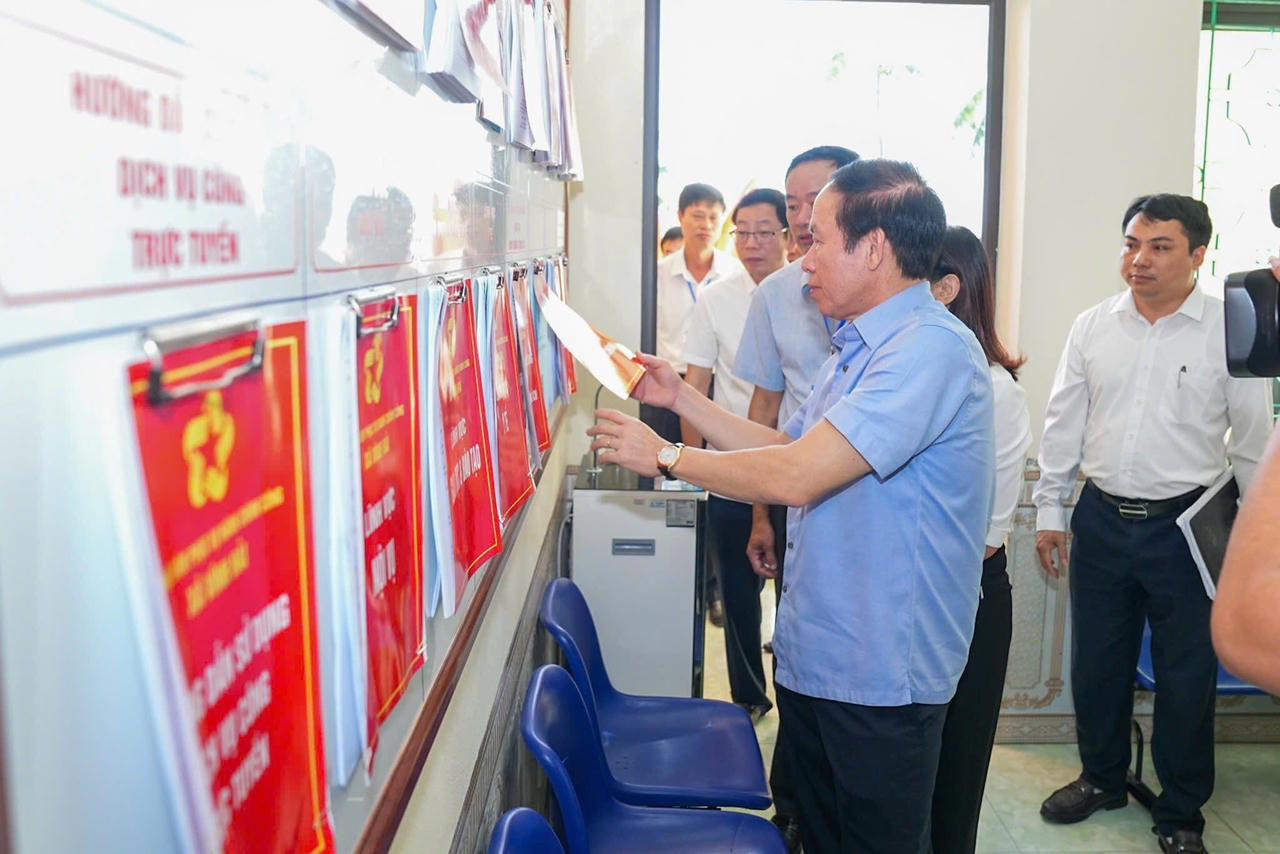 Bí thư Thành ủy Lê Tiến Châu đề nghị các xã chủ động phối hợp với các sở, ngành trong xử lý vướng mắc, không để tình trạng né tránh, đùn đẩy.