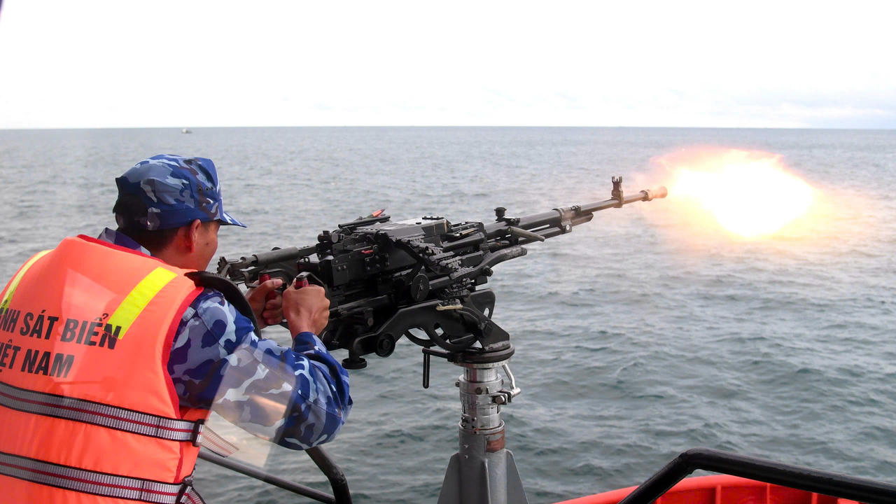 Thực hành bắn súng, pháo trên biển. Ảnh: Đức Thái