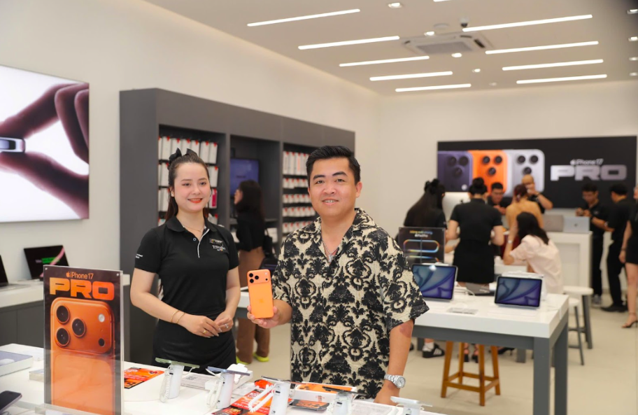Khách hàng nhận iPhone mới trong sự kiện mở bán tại F.Studio by FPT 121 Lê Lợi (TP.HCM)