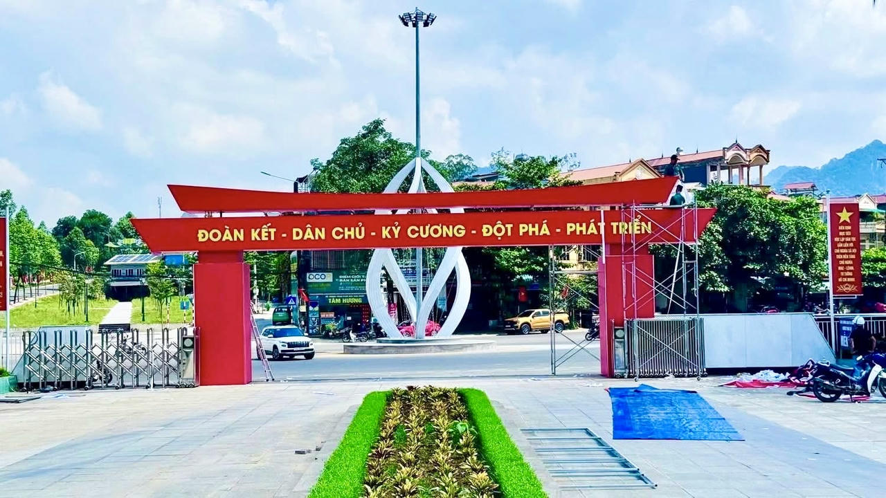 Trang trí khánh tiết phục vụ Đại hội đại biểu lần thứ I tại Trung tâm Thông tin - Hội nghị tỉnh.(Ảnh:CTV)