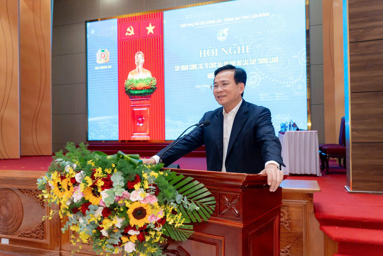 Phó Bí thư Tỉnh ủy, Chủ tịch UBND tỉnh Lâm Đồng Hồ Văn Mười phát biểu khai mạc Hội nghị. (Ảnh: N.T)