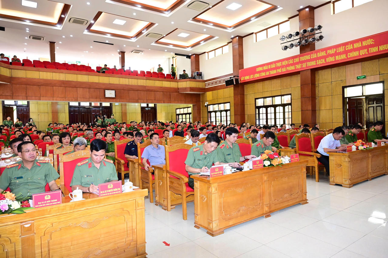 Các đại biểu dự toạ đàm.