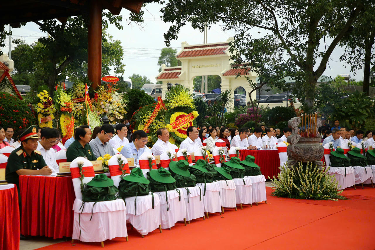 Các đại biểu tham gia lễ khánh thành công trình tôn tạo Khu tưởng niệm.