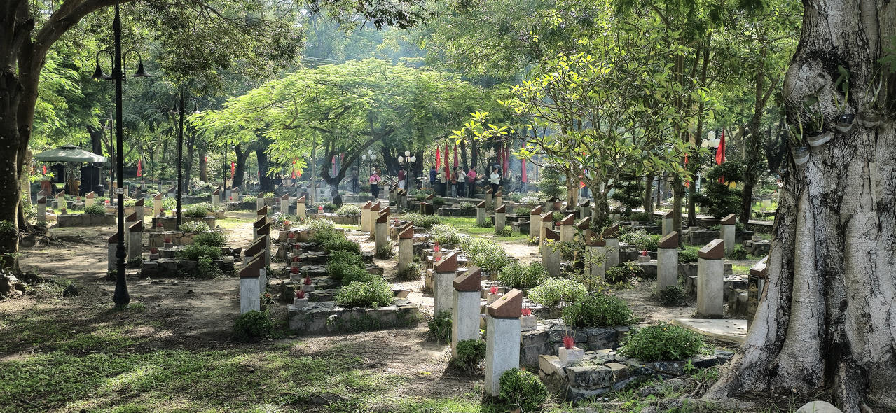 Chiều ở Nghĩa trang Hàng Dương.