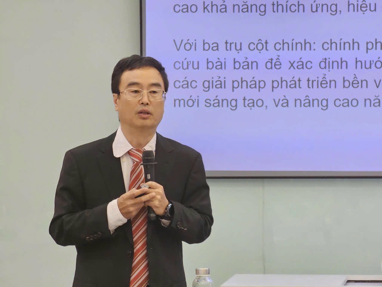 GS.TS Võ Xuân Vinh - Viện trưởng Viện Nghiên cứu Kinh doanh - ĐH Kinh tế TPHCM 