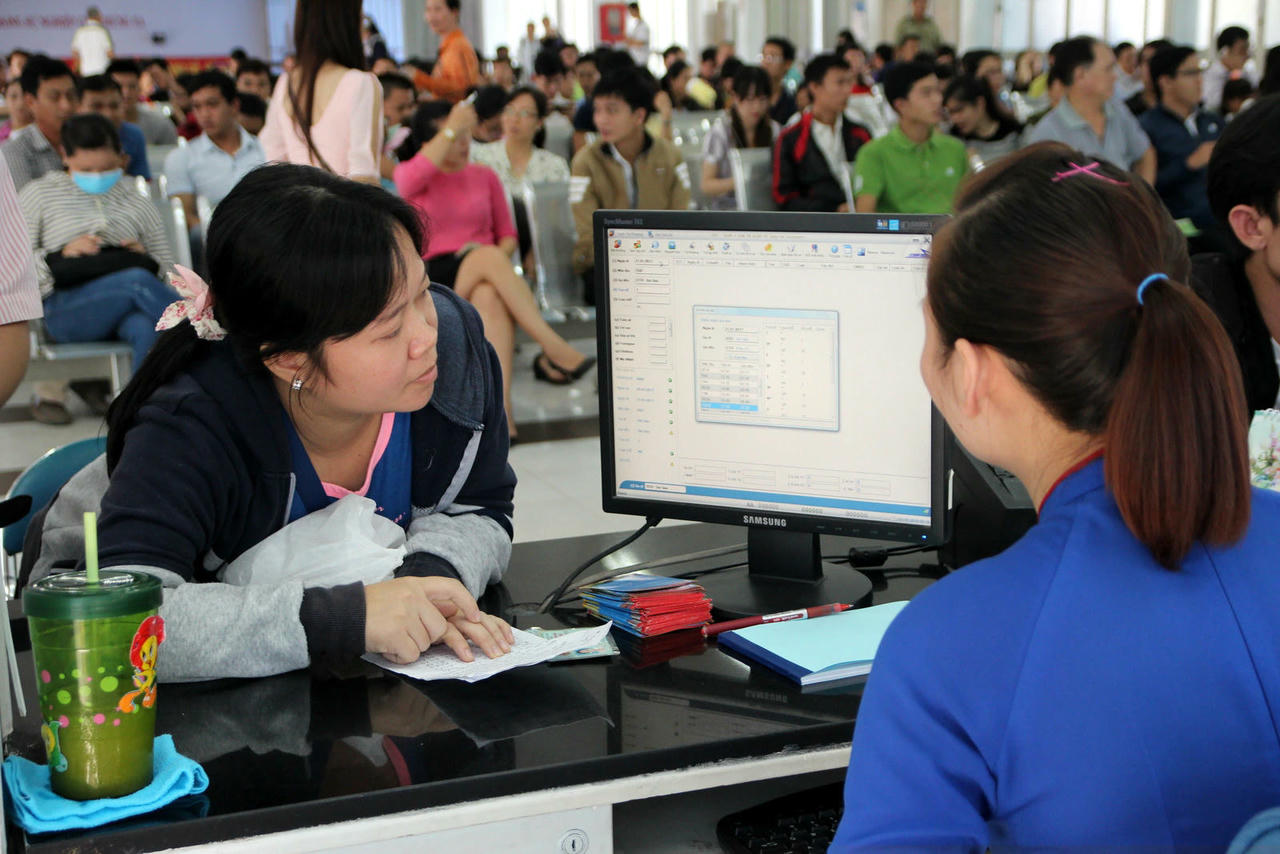 Người dân luôn đặc biệt quan tâm tới việc bán vé tàu Tết mỗi năm (Ảnh Hà Khánh/VOV)