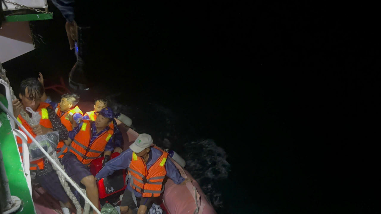 Cán bộ, chiến sĩ Tàu CSB 3008 đưa các ngư dân bị nạn lên Tàu. Ảnh: Thanh Nghị