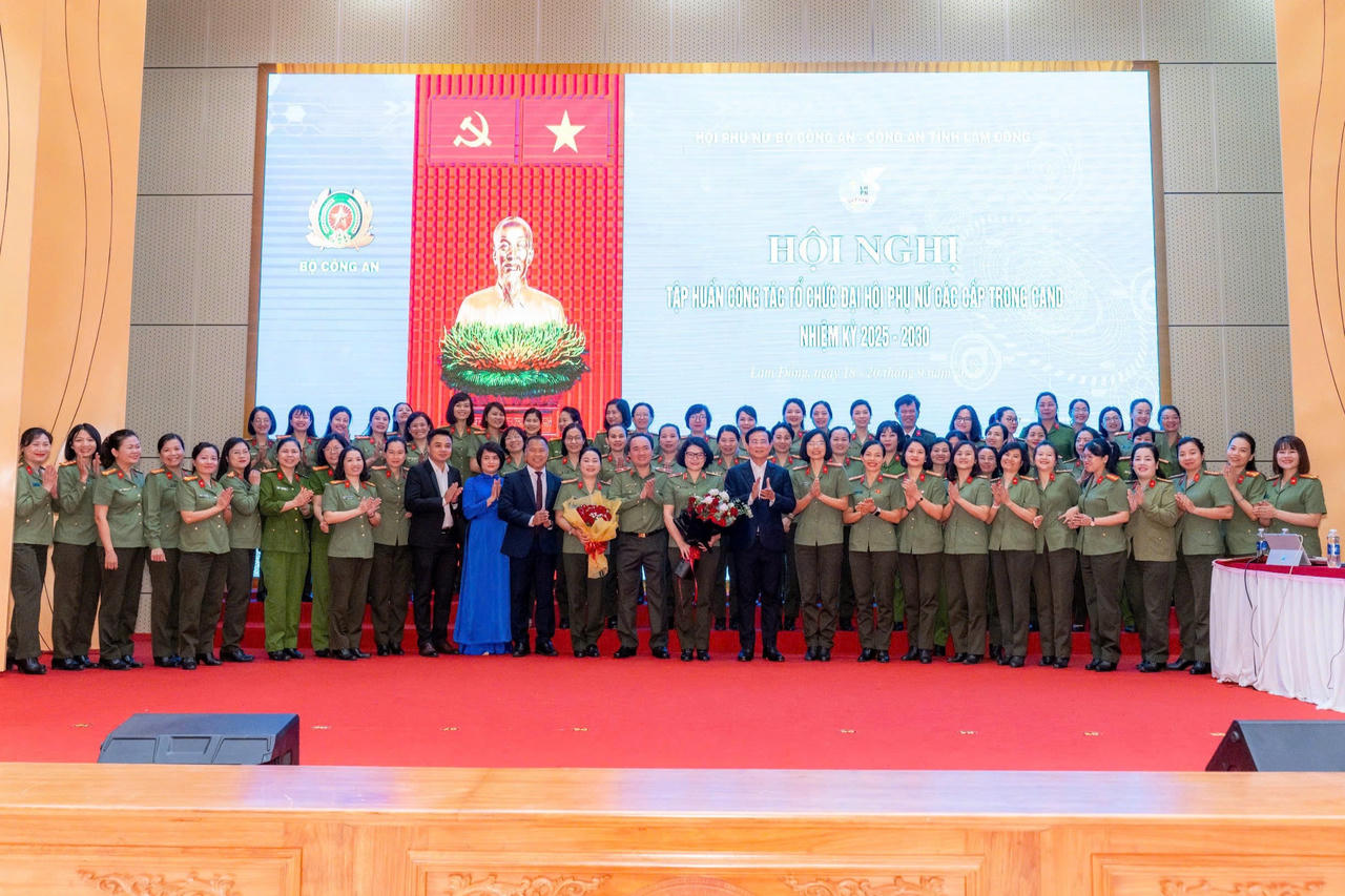 Phụ nữ Công an phát huy trí tuệ, bản lĩnh trong công cuộc chuyển đổi số