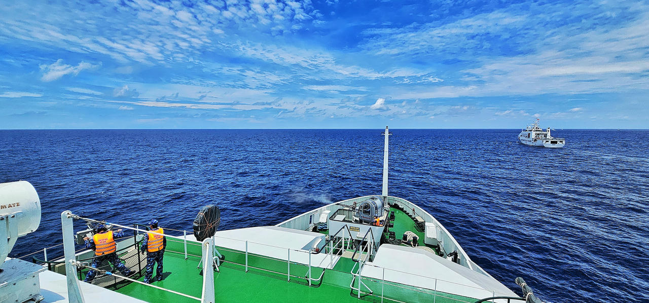 Các biên đội tàu đồng loạt thực hiện bắn mục tiêu trên biển