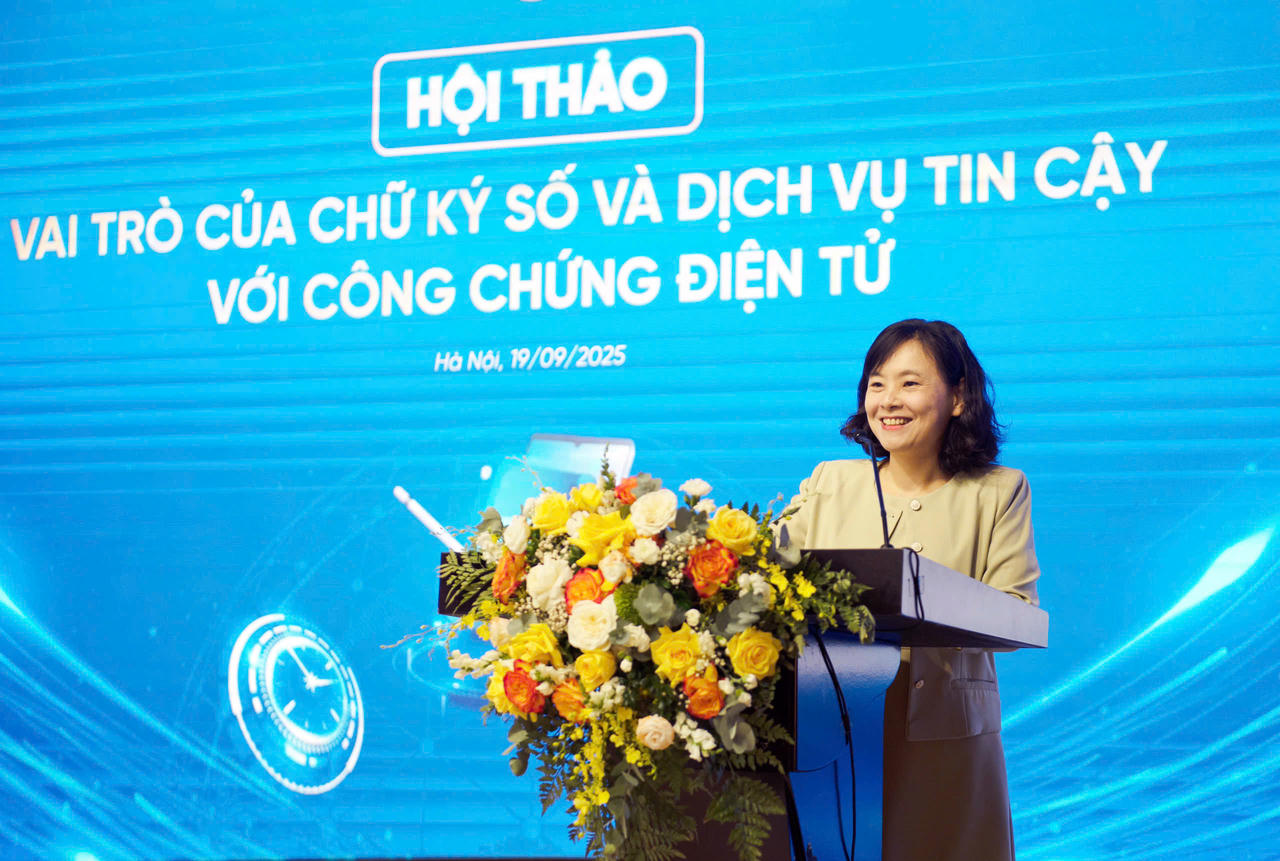 Giám đốc Trung tâm Chứng thực điện tử quốc gia Tô Thị Thu Hương phát biểu tại Hội thảo. (Ảnh: PV)