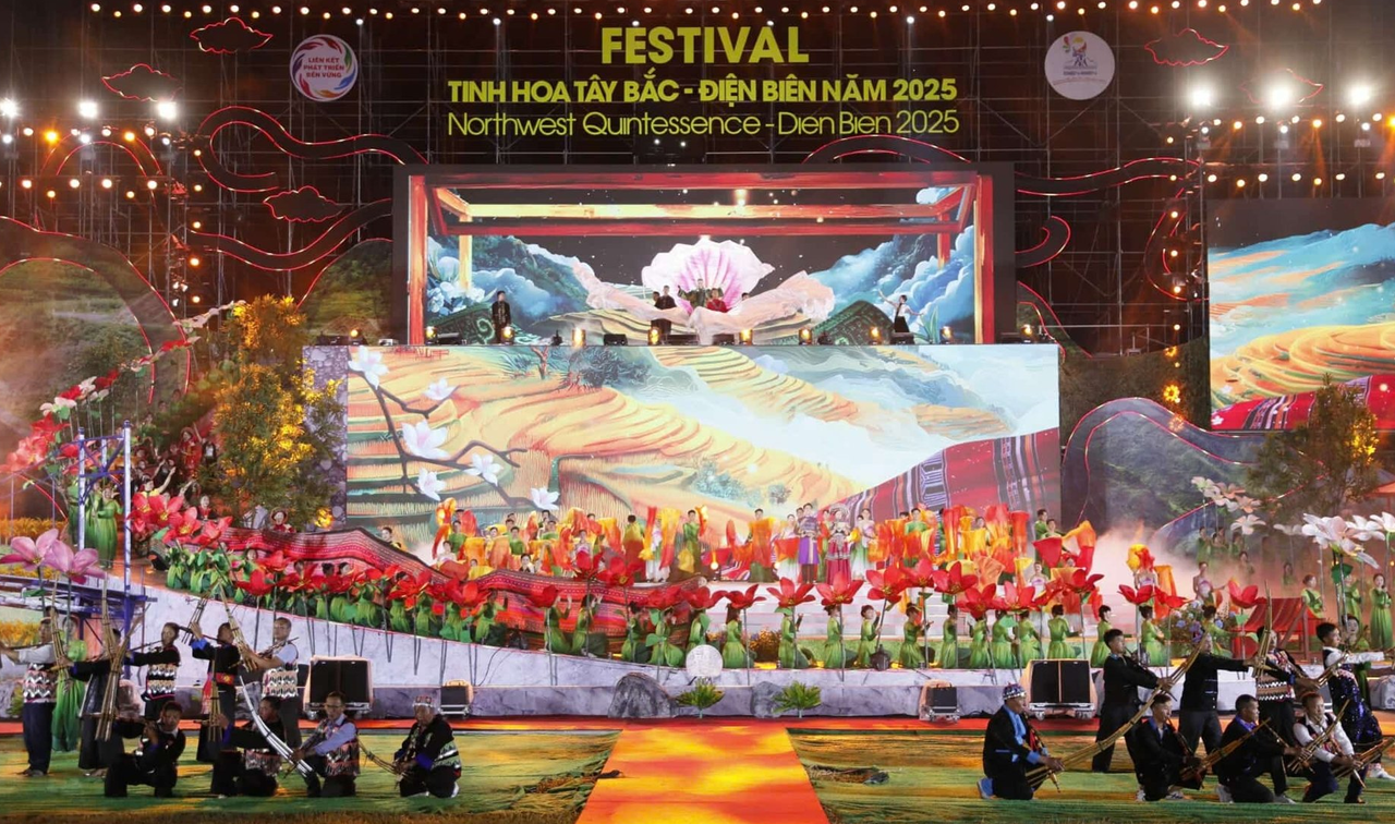 Nhiều tiết mục nghệ thuật đặc sắc tại đêm khai mạc để lại nhiều ấn tượng đẹp trong lòng du khách và nhân dân.