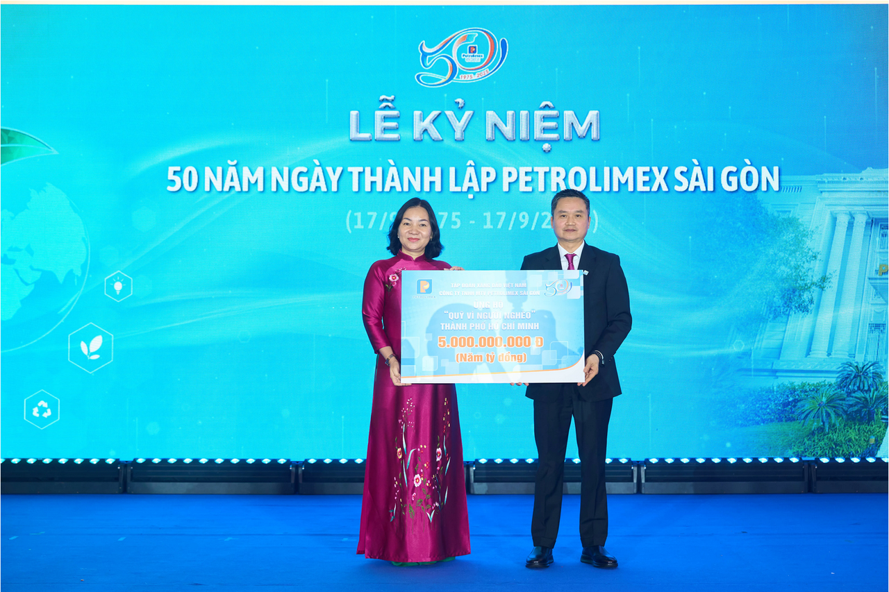 Ông Phạm Văn Thanh - Ủy viên BCH Đảng bộ Chính phủ, Bí thư Đảng ủy, Chủ tịch HĐQT Tập đoàn Xăng dầu Việt Nam trao biểu trưng số tiền 5 tỷ đồng ủng hộ “Quỹ Vì người nghèo TP Hồ Chí Minh”, Bà Trương Thị Bích Hạnh - Ủy viên BTV Thành ủy, Phó Chủ tịch thường trực UBMTTQ Việt Nam TP Hồ Chí Minh nhận biểu trưng.