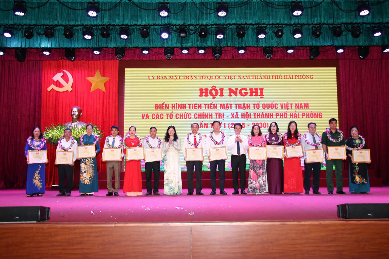 Các cá nhân được biểu dương, khen thưởng.