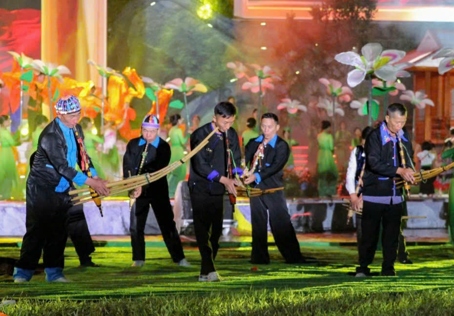 Nhiều tiết mục văn nghệ mang đậm bản sắc văn hóa truyền thống của đồng bào các dân tộc Tây Bắc.