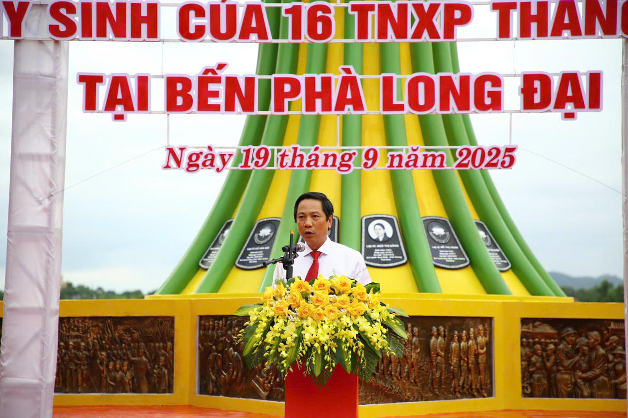 Phó Chủ tịch Thường trực UBND tỉnh Hoàng Nam phát biểu tại lễ khánh thành Khu tưởng niệm.