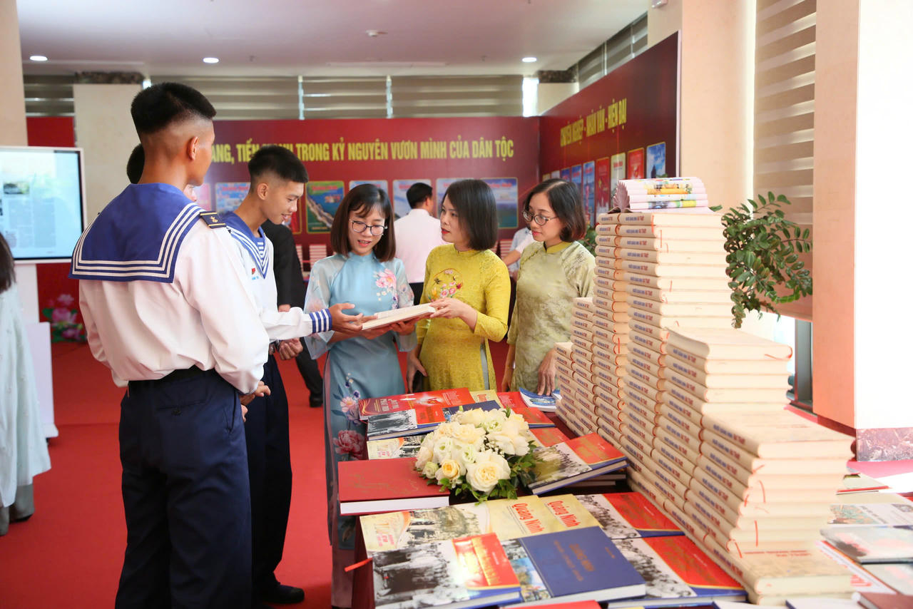 Ấn phẩm báo chí “Đột phá và Phát triển” với hơn 100 bài viết, 250 trang, phản ánh xuyên suốt 80 năm xây dựng và phát triển, từ mùa thu cách mạng lịch sử đến ngày đại thắng mùa xuân 1975.