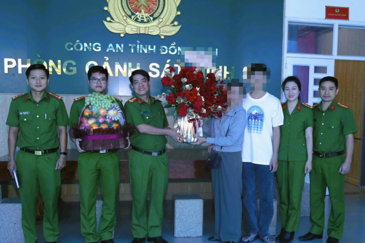 Gia đình anh L. đến cám ơn lực lượng công an