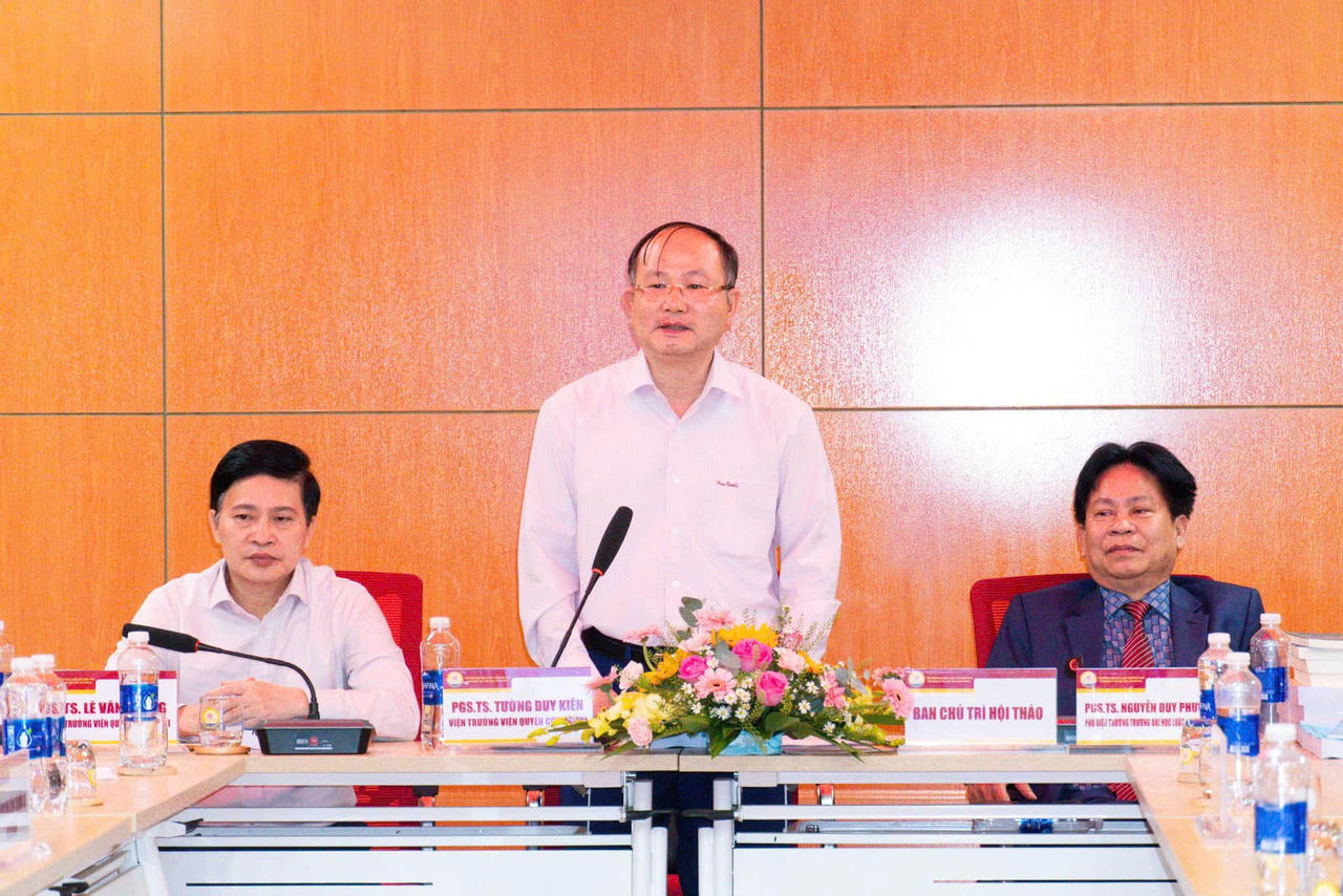 PGS.TS. Tường Duy Kiên, Viện trưởng Viện Quyền con người chia sẻ tại hội thảo.