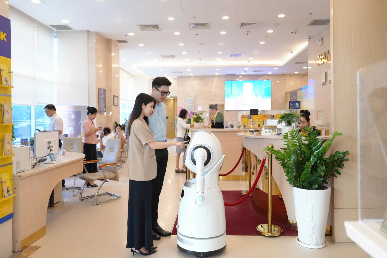 Khách hàng trải nghiệm không gian giao dịch số tại Nam A Bank.