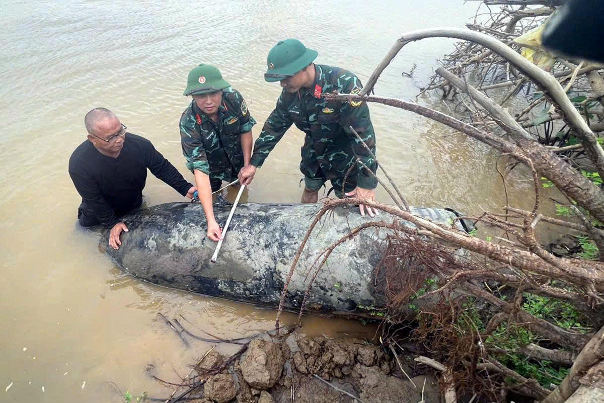 Phường Bồ Đề (Hà Nội): Đưa 2 quả bom còn nguyên ngòi nổ đi hủy