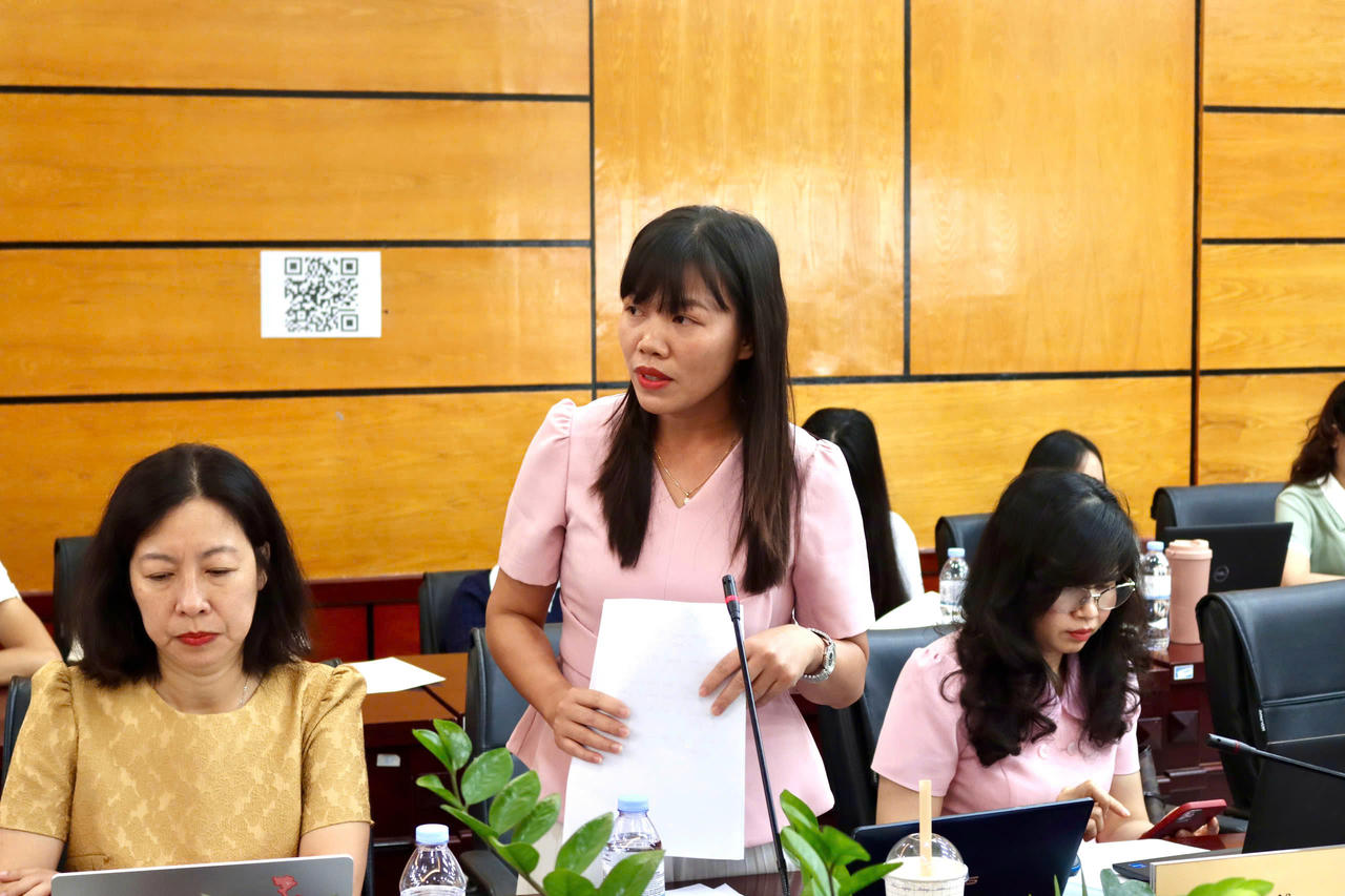 TS Nguyễn Mai Thuyên, Trưởng Bộ môn Luật Hiến pháp, Khoa Pháp luật hành chính – nhà nước (Trường Đại học Luật Hà Nội) phát biểu tham luận.