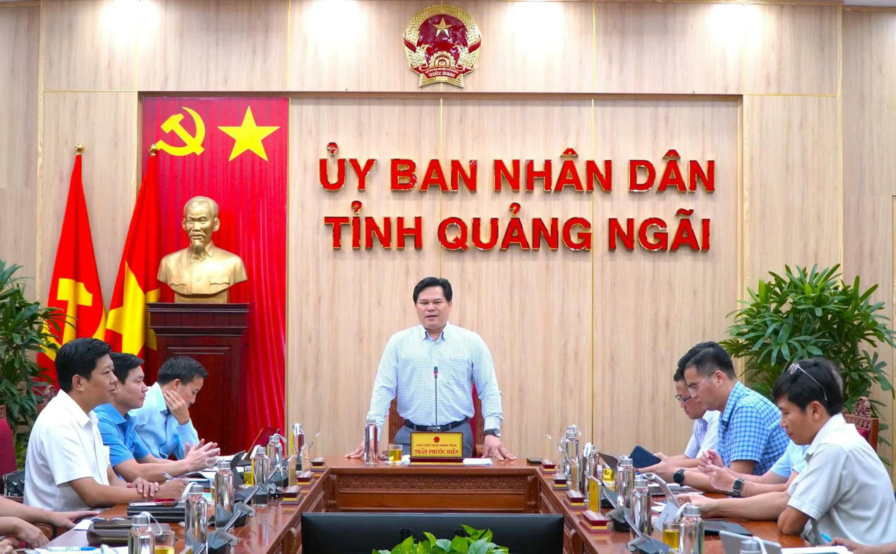 Phó Chủ tịch UBND tỉnh Quảng Ngãi Trần Phước Hiền chủ trì một cuộc họp về công tác thúc đẩy các dự án phát triển điện lực, năng lượng trên địa bàn tỉnh.