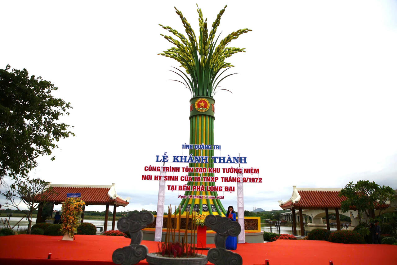 Quang cảnh buổi lễ khánh thành Khu tưởng niệm 16 Thanh niên xung phong hy sinh tại Bến phà Long Đại.