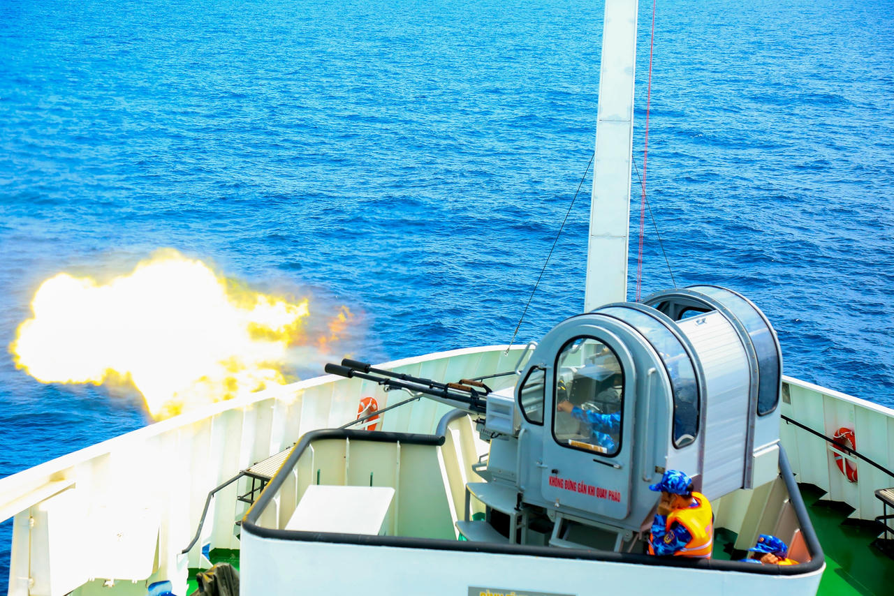 Thực hành bắn súng pháo 23mm trên tàu CSB 8001