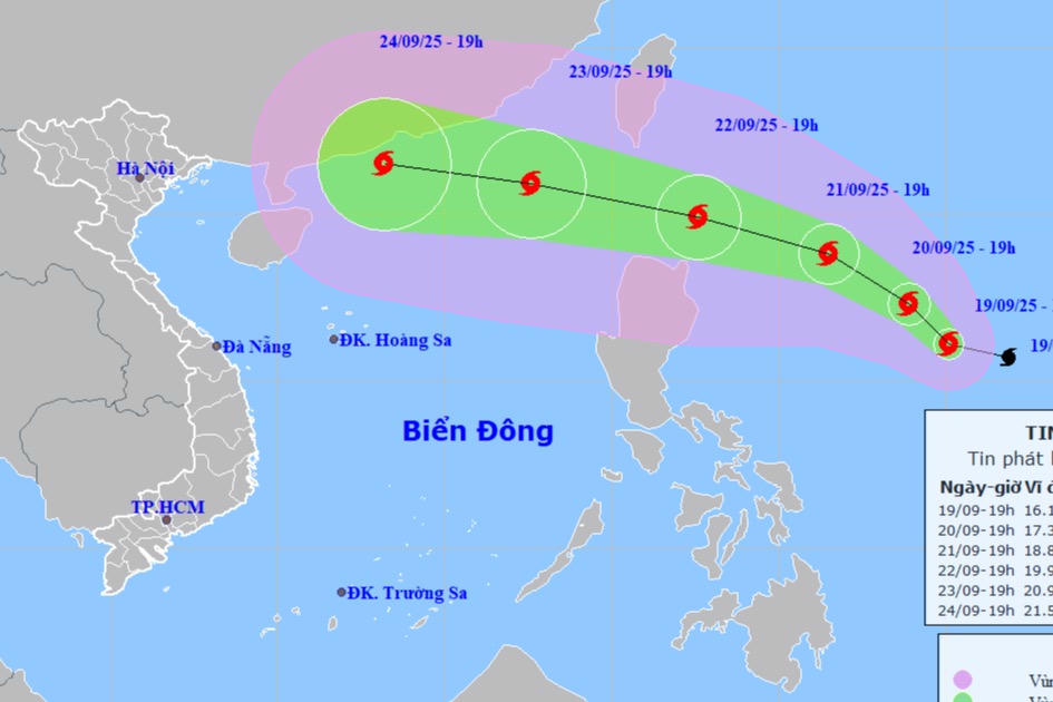 Siêu bão Ragasa tiếp tục tăng cấp tiến vào Biển Đông