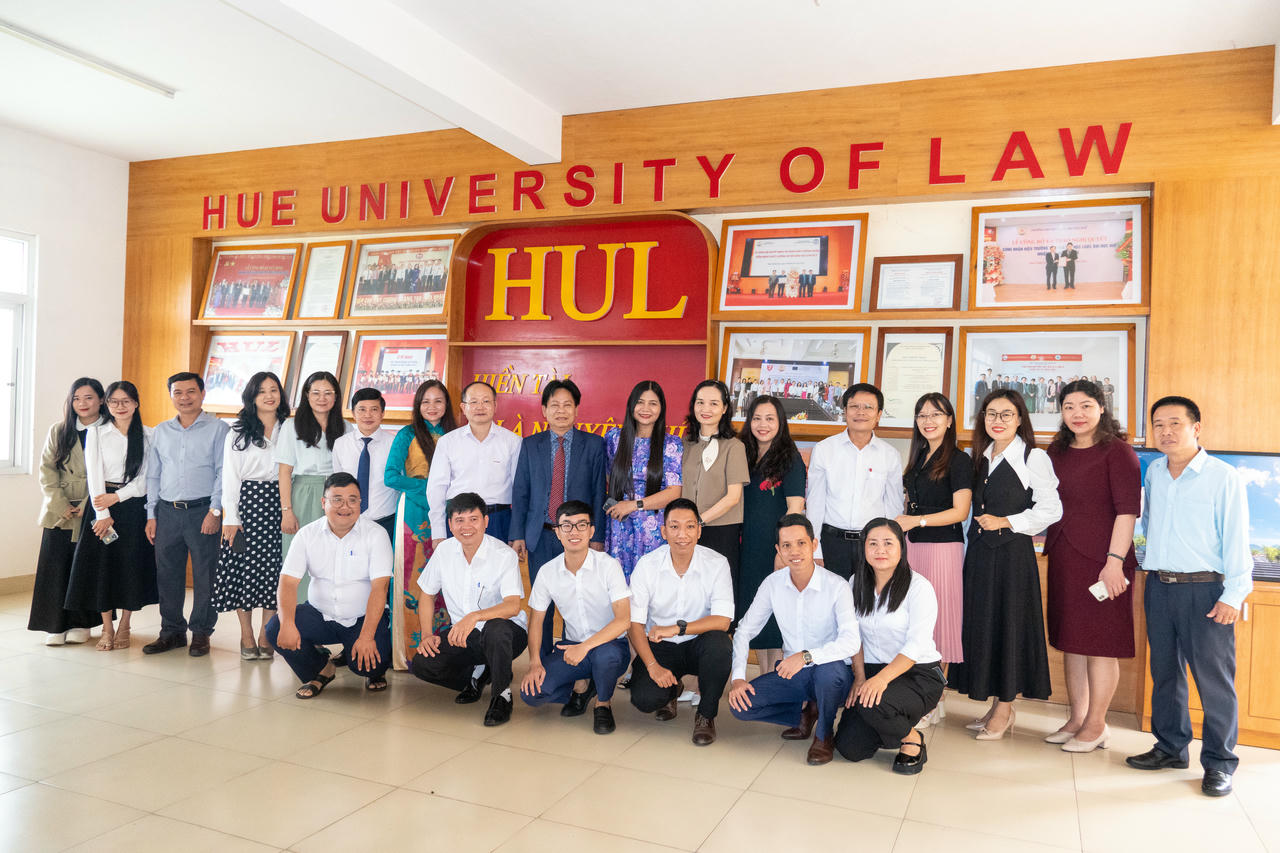 Các đại biểu chụp ảnh lưu niệm. 