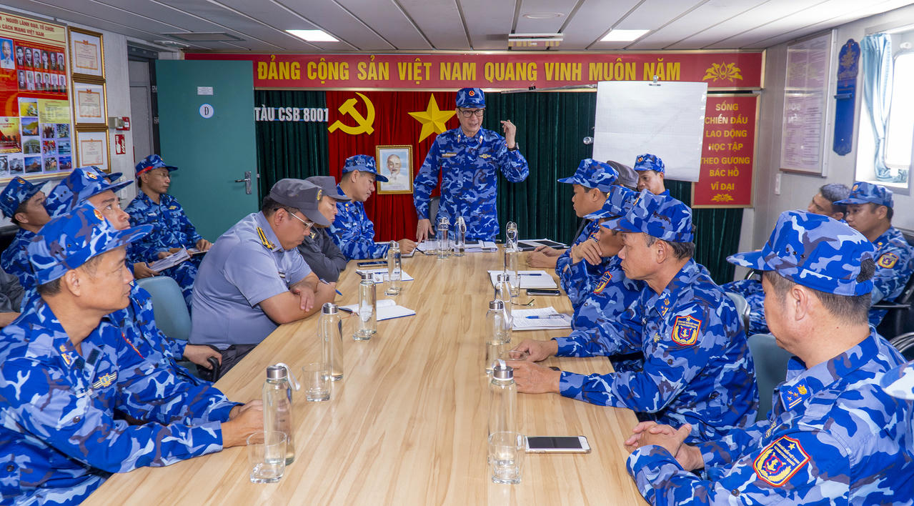  Đại tá Nguyễn Minh Khánh, Phó Tư lệnh, Tham mưu trưởng BTL Vùng CSB3 chủ trì cuộc họp với cán bộ, chỉ huy các tàu tham gia diễn tập