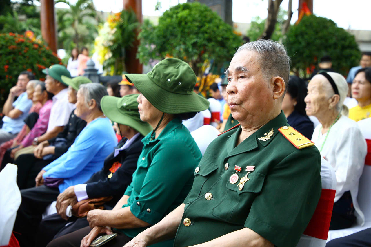 Đông đảo cán bộ, chiến sĩ lực lượng vũ trang, đoàn viên, thanh niên và bà con nhân dân tham dự buổi lễ khánh thành Khu tưởng niệm.