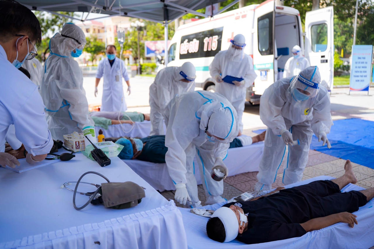 Cấp cứu cho người gặp nạn ở khu vực cách ly an toàn.