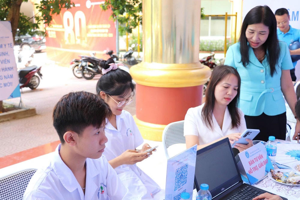 BHXH tỉnh hướng dẫn cán bộ, sinh viên Trường Cao đẳng Y dược cài đặt và sử dụng ứng dụng VssID - BHXH số