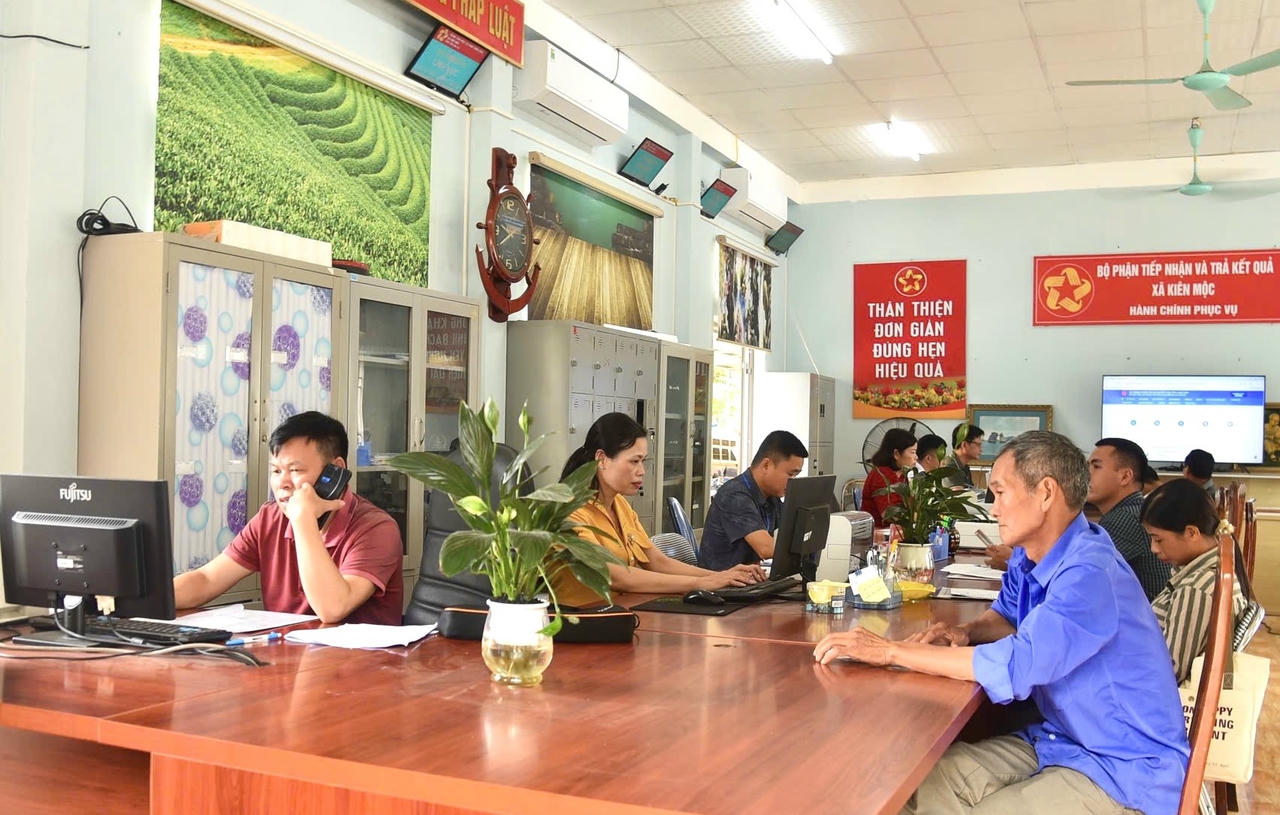 Người dân đến làm việc tại khu vực hành chính công xã Kiên Mộc (Ảnh: Thanh Tùng)