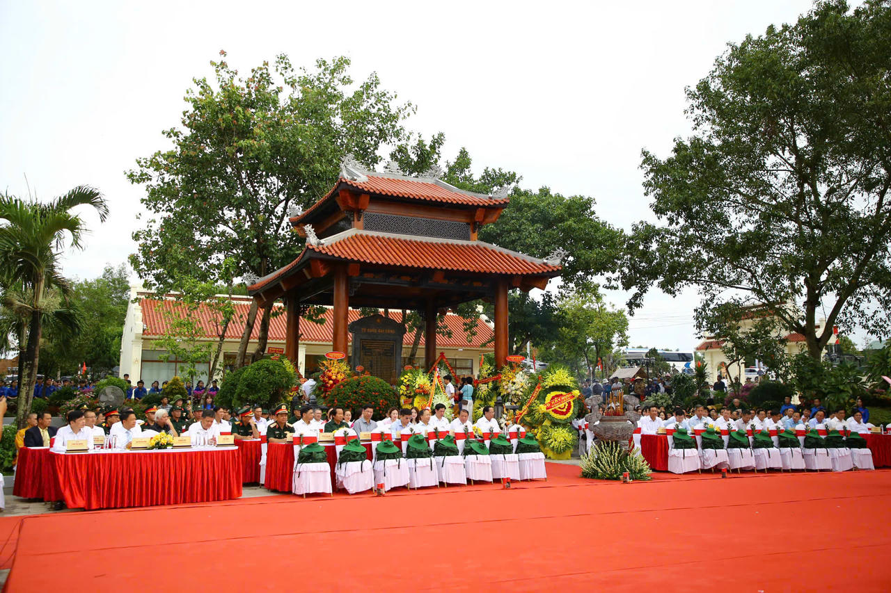 Quang cảnh buổi lễ khánh thành Khu tưởng niệm 16 Thanh niên xung phong hy sinh tại Bến phà Long Đại.