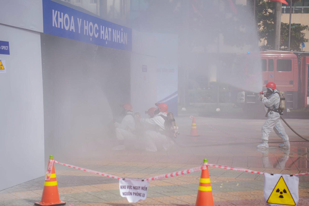 Lực lượng chức năng nhanh chóng tiếp cận xử lý vụ việc.