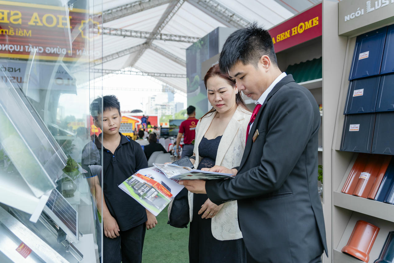 Hoạt động bán hàng kết hợp trưng bày sản phẩm quy mô lớn được xem là điểm nhấn nổi bật trong chuỗi ghi hình Mái ấm gia đình Việt tại khu vực miền Tây Nam Bộ.