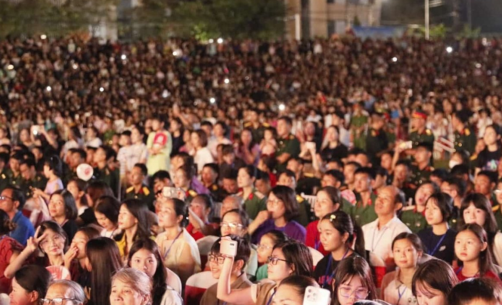 Đông đảo nhân dân và du khách đến tham dự.