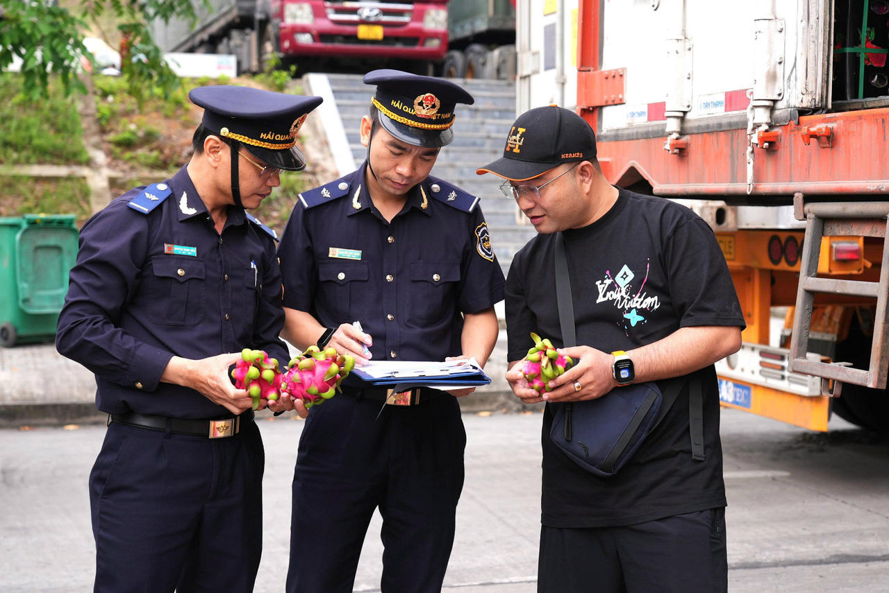 Kiểm tra hàng hóa thông quan.
