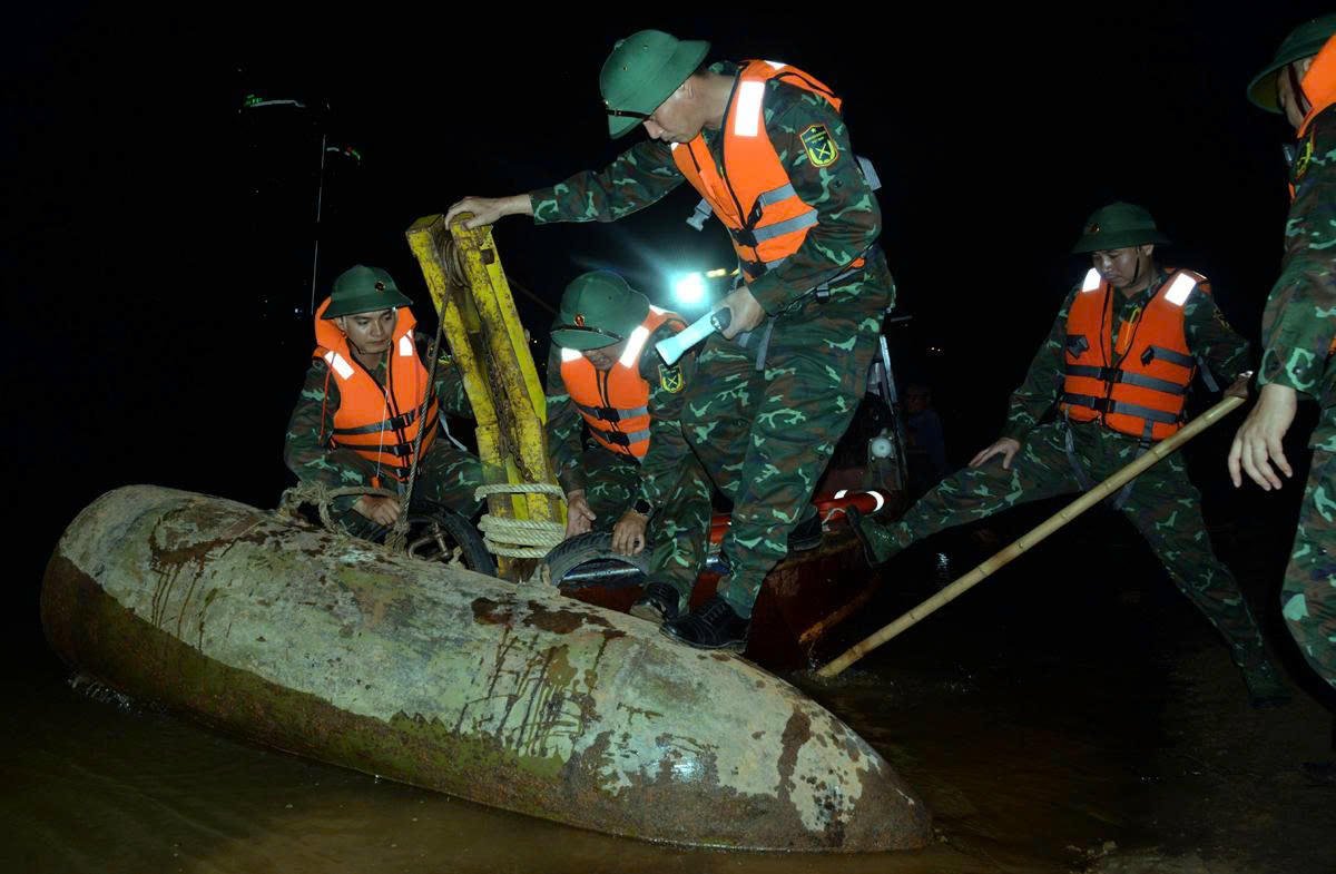 Khi phát hiện, cả hai quả bom vẫn còn ngòi nổ và được đánh giá ở mức độ cực kỳ nguy hiểm.