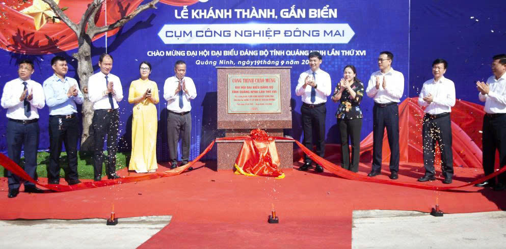 Ông Nguyễn Văn Công, Phó Chủ tịch UBND tỉnh cùng lãnh đạo một số sở, ngành, địa phương và chủ đầu tư thực hiện nghi thức gắn biển công trình.