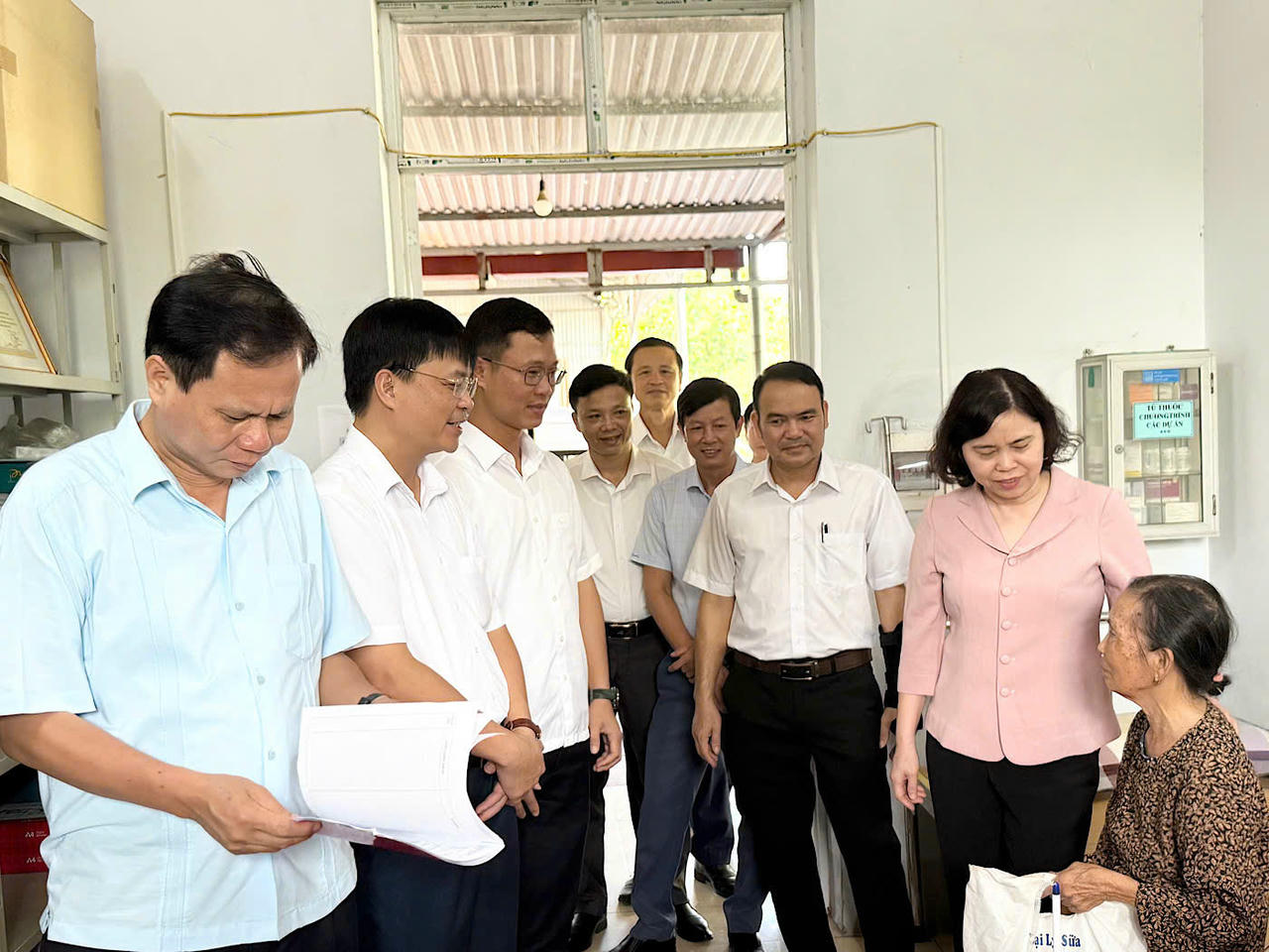 Phó Chủ tịch Thường trực HĐND tỉnh Trần Thị Hằng hỏi thăm sức khỏe Nhân dân đến thăm khám.