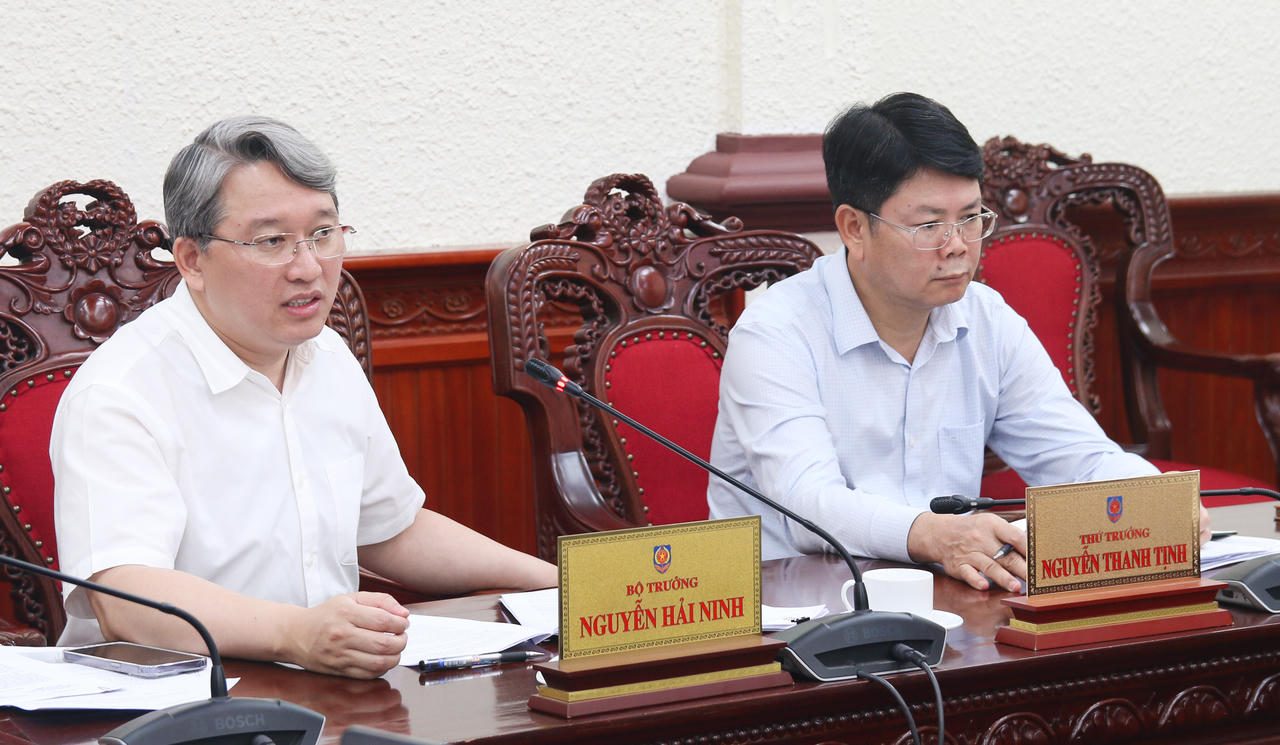 Bộ trưởng Nguyễn Hải Ninh phát biểu kết luận cuộc họp.