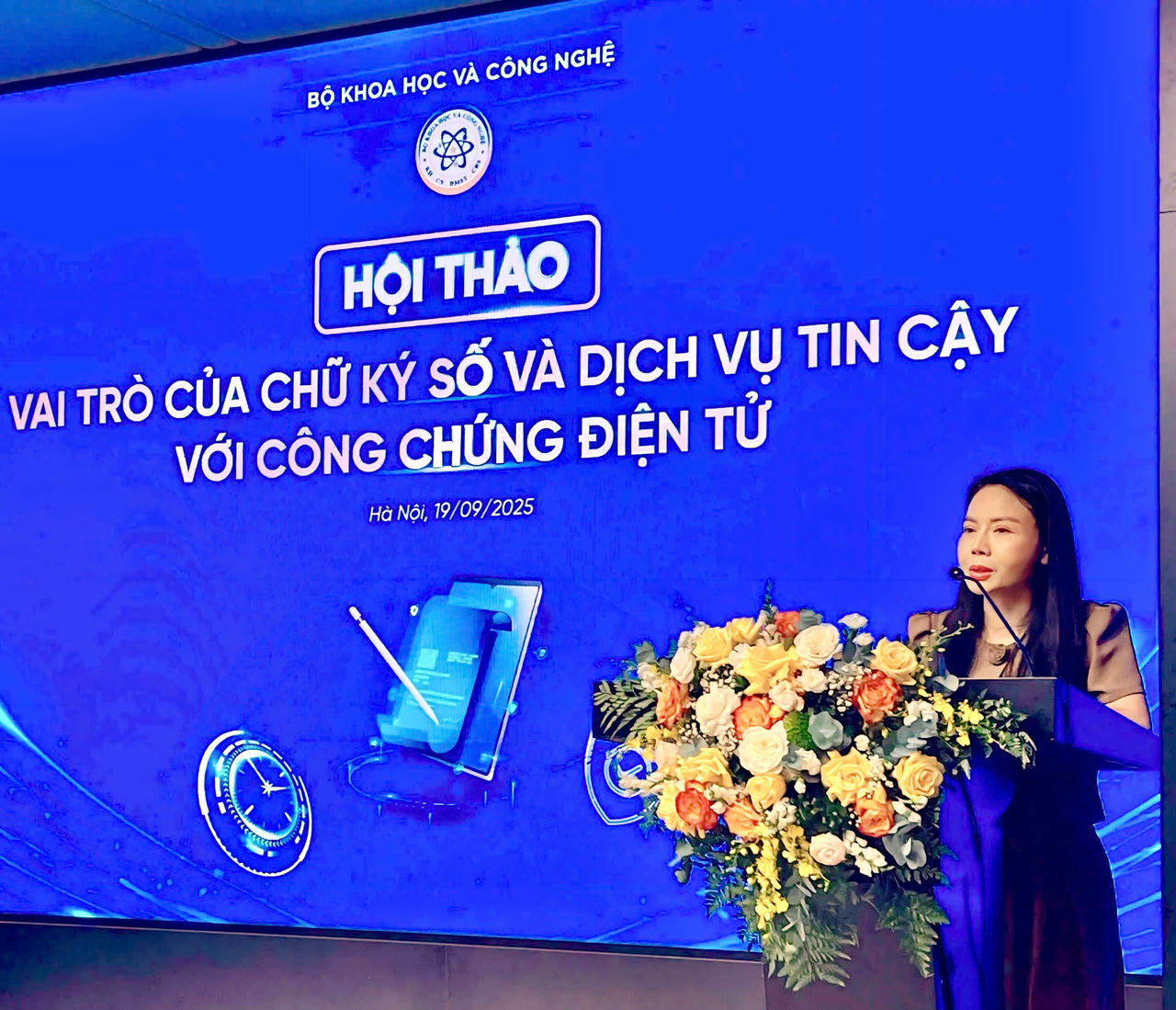 Phó Chủ tịch điều hành Hiệp hội Công chứng viên Việt Nam Nguyễn Thị Thơ phát biểu tại Hội thảo. (Ảnh: PV)