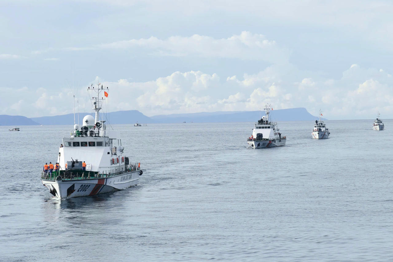 Cảnh sát biển vùng 4 diễn tập chiến thuật vòng tổng hợp và bắn đạn thật trên biển