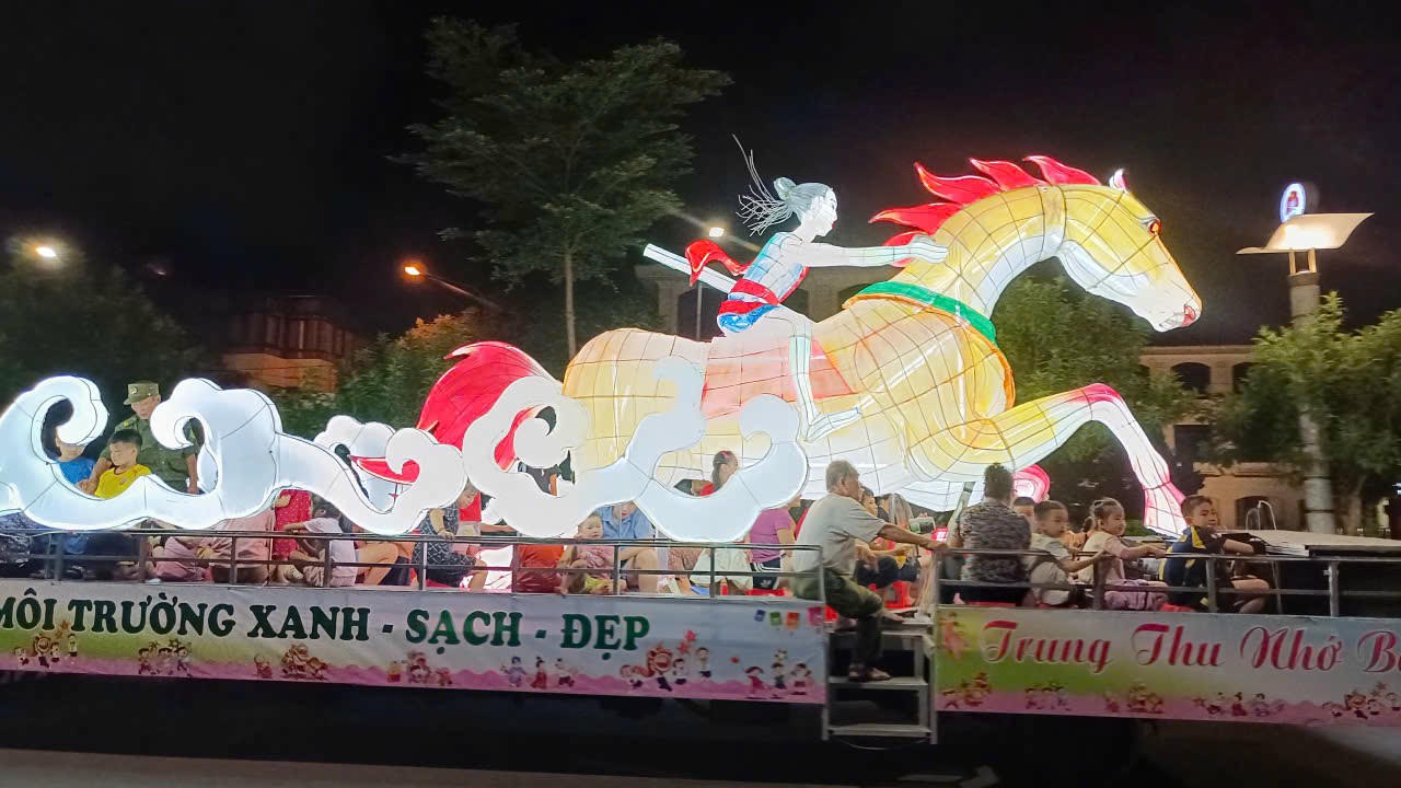 Các mô hình sẽ di chuyển theo lộ trình mới. Ảnh: Nhật Nguyên.