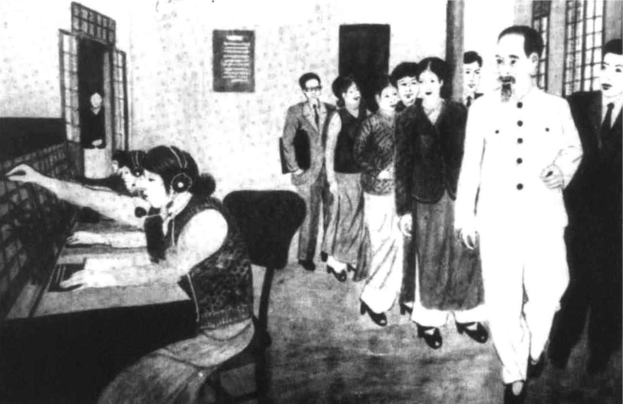 Chủ tịch Hồ Chí Minh đến thăm Bưu điện Trung ương Bờ Hồ ngày 17/1/1946. 
(Ảnh tư liệu: Bưu điện Việt Nam)